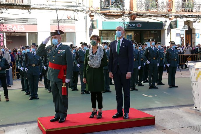 El alcalde de León, José Antonio Diez y la directora general de la Guardia Civil, María Gámez Gámez, durante el desfile de la Guardia Civil con el nombre de la calle en reconocimiento a su labor.
