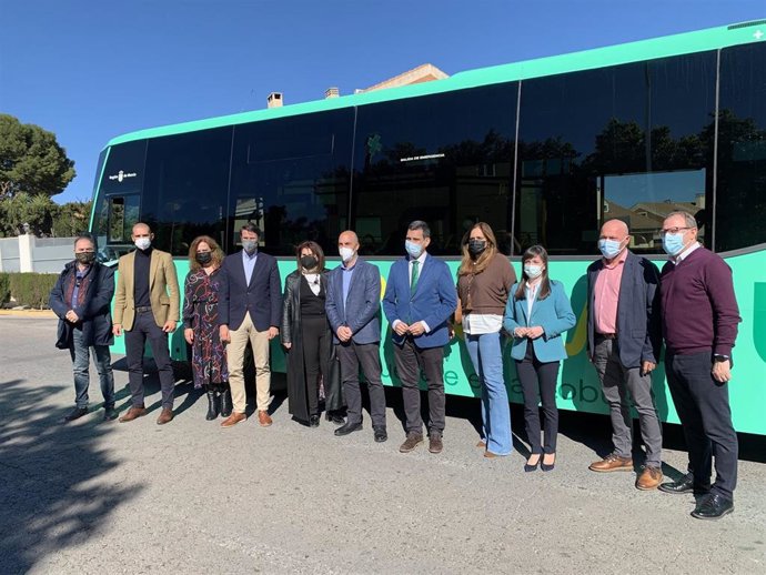 El consejero de Fomento e Infraestructuras, José Ramón Díez de Revenga, las presidentas y vecinos de las urbanizaciones de La Alcayna y Altorreal junto a uno de los nuevos autobuses de Movibus que dan servicio a esta área residencial.