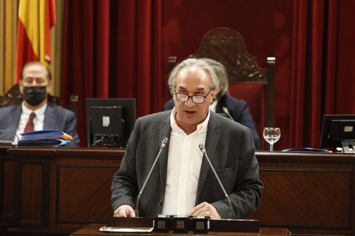 El conseller de Educación y Formación Profesional, Martí March, en el debate de la ley educativa en el Parlament.