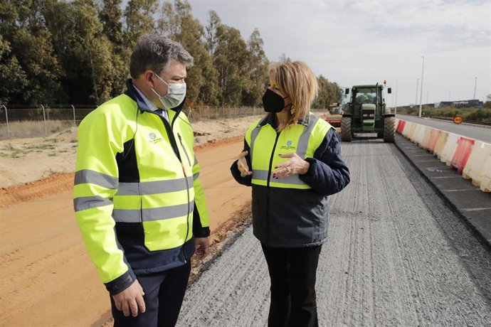 La presidenta del Puerto de Huelva, Pilar Miranda, visita las obras.