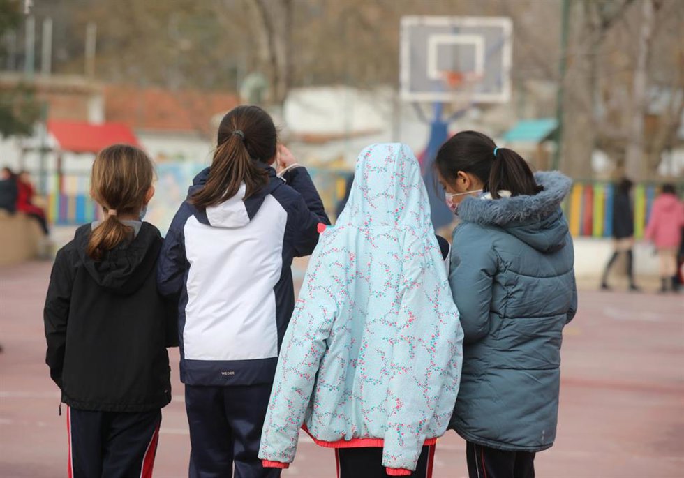 Archivo - Varias niñas en el recreo en un colegio privado de Madrid