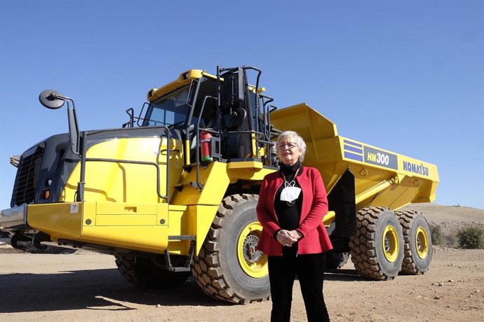 La concejala delegada de Servicios Operativos, Teresa Porras, en Los Ruices, junto a nueva maquinaria
