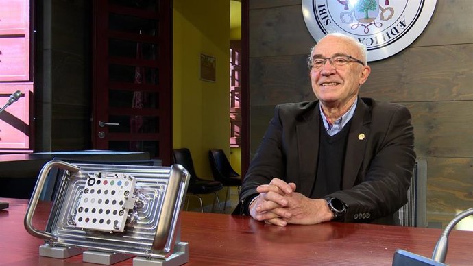 Ripoll con el estabilizador que lleva el Perseverance.