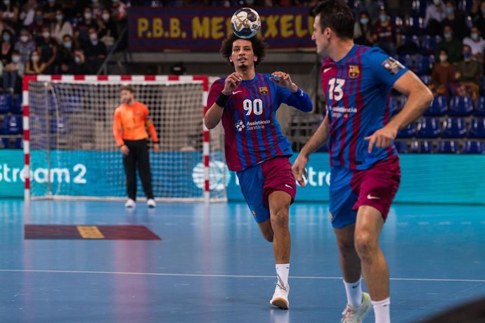 Archivo - Ali Zein and Aitor Arino of FC Barcelona  in action during the EHF Champions League match between FC Barcelona and Paris Saint-Germain HB at Palau Blaugrana on October 21, 2021 in Barcelona, Spain.