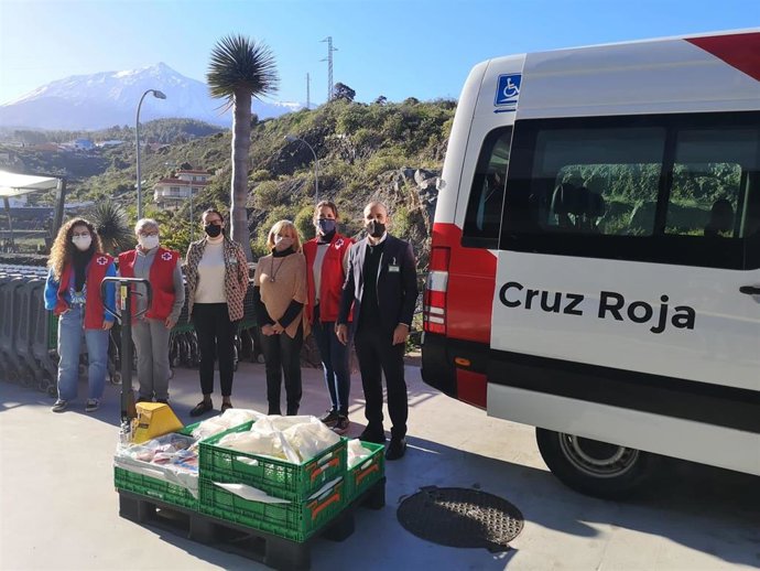 Un momento de la entrega de productos