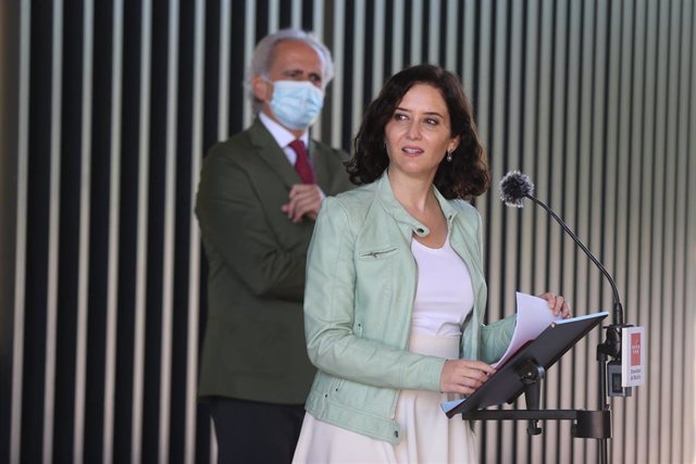 Archivo - La presidenta de la Comunidad de Madrid, Isabel Díaz Ayuso, junto al consejero de Sanidad, Enrique Ruiz Escudero