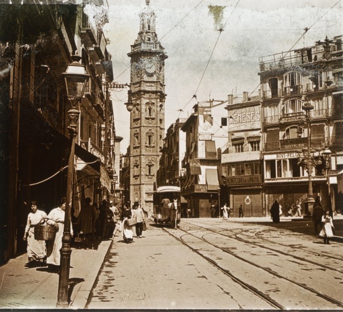 La Biblioteca Valenciana acepta la donación de placas de cristal fotográficas de la familia Castells Sales