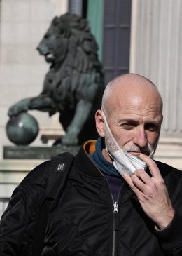 El escritor que acaba de contar su caso, Alejandro Palomas, tras una reunión con la portavoz adjunta de Unidas Podemos en el Congreso, y el presidente del grupo confederal Unidas Podemos-En Comú Podem-Galicia en Común, y otras víctimas de abusos sexuale