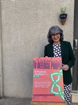 Pilar González presentando el acto por el 28F de Adelante Andalucía.