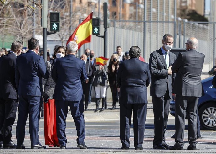 La ministra de Industria, Comercio y Turismo, Reyes Maroto y el Rey Felipe VI (d), saludan a su llegada a la clausura de la Asamblea General de la Asociación Valenciana de Empresarios 2022, en L'Alqueria del Basket, a 22 de febrero de 2022, en Valencia,