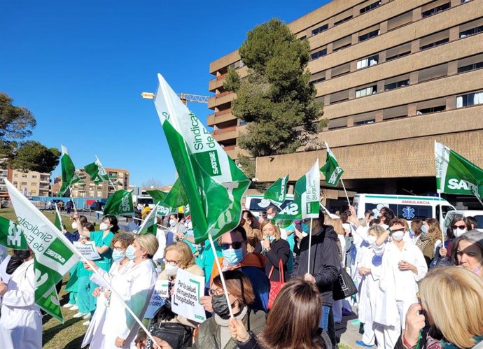 Concentración organizada por Satse ante el hospital de Albacete