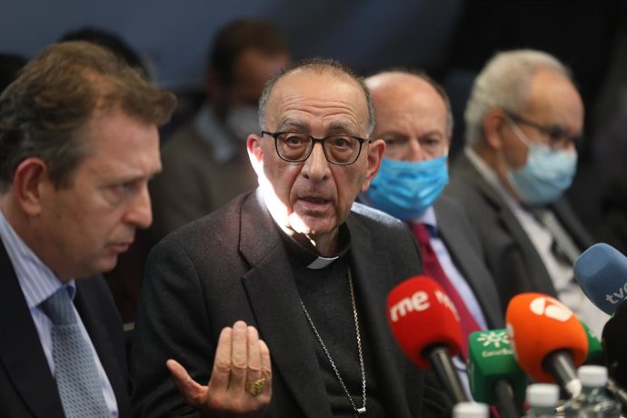 El presidente de la Conferencia Episcopal, el cardenal Juan José Omella, comparece en rueda de prensa para dar a conocer la puesta en marcha de una auditoría independiente sobre las denuncias de abusos sexuales en el seno de la Iglesia Católica española