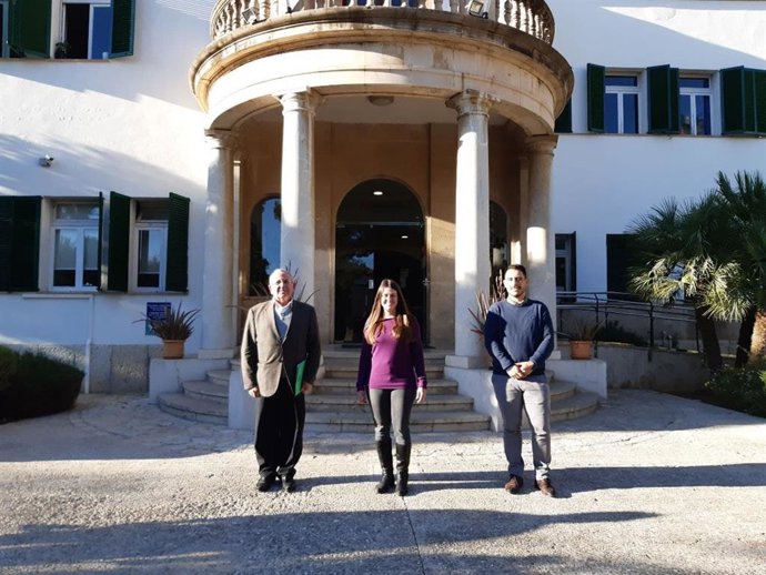 La consellera insular de Sostenibilidad y Medio Ambiente, Aurora Ribot, y el director insular de Residuos, Juan Carrasco, junto con el presidente del Colegio Oficial de Ingenieros Técnicos Agrícolas de Baleares, Joan Servera.