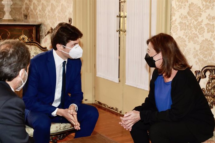 La presidenta del Govern, Francina Armengol, en un encuentro con el embajador de Malta en España, Daniel Azzopardi.