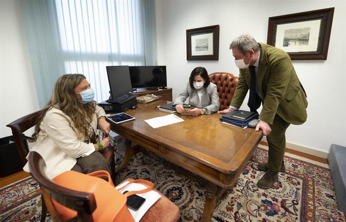 Artolazabal y Zupiria (al fondo de la imagen), junto a la consejera de Salud, Gotzone Sagardui