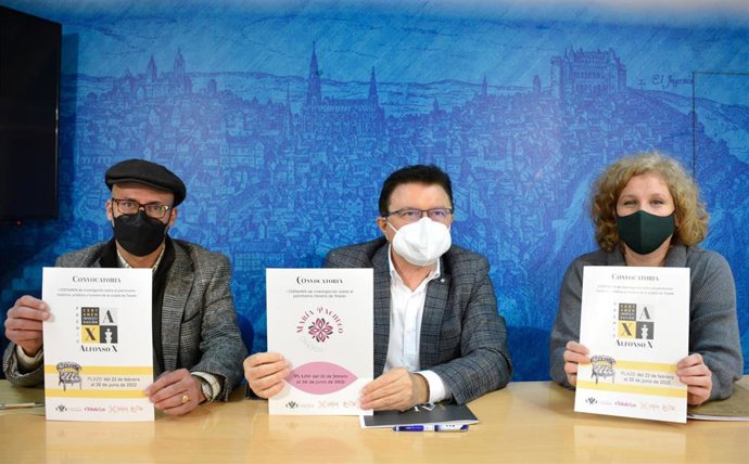 El representante de la Editorial Ledoria, Jesús Muñoz; el concejal de Cultura, Teo García y la representante de la Asociación de Libreros de Toledo, Elvira Rivero.