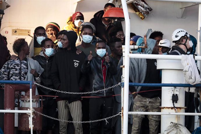 Archivo - Migrantes rescatados por el 'Sea Watch 3' en el puerto de Pozzallo