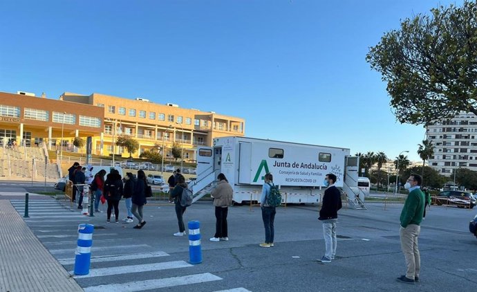 Unidad móvil de vacunación sin cita en el aparcamiento de la Universidad de Málaga (UMA)
