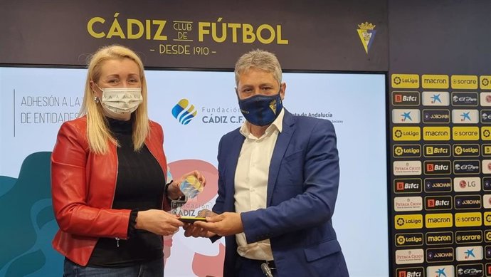 La directora del IAM, Laura Fernández, y el gerente de la Fundación del Cádiz CF, José Mata.