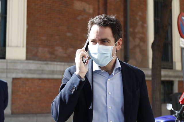 El secretario general del Partido Popular, Teodoro García-Egea, sale de la sede del partido en la calle Génova, a 22 de febrero
