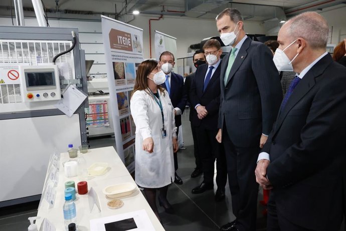 El Rey Felipe VI durante su visita al Instituto Tecnológico del Embalaje, Transporte y Logística (ITENE) en Paterna (Valencia).