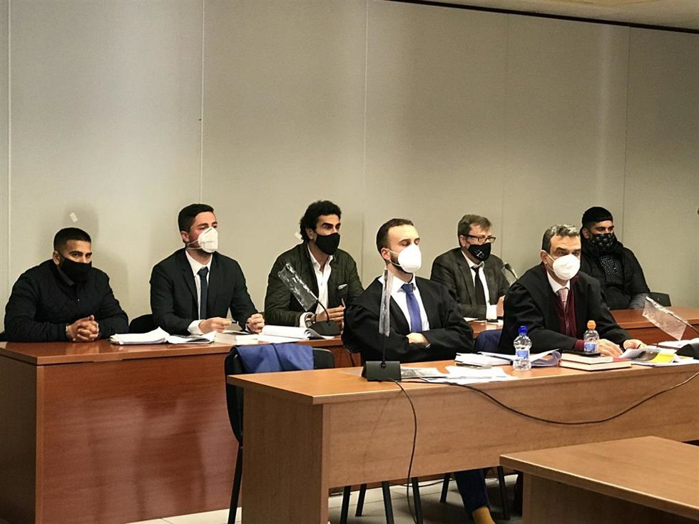 Los dos acusados por el crimen del extronista Dani Menjíbar en los extremos del segundo banco acompañados de sus abogados