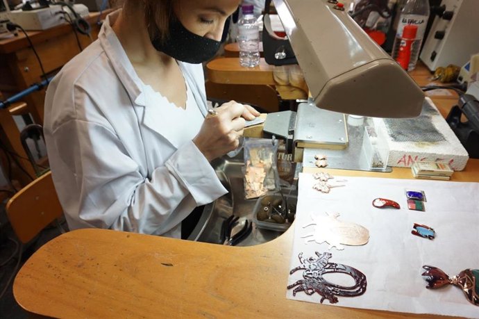 Una alumna de la Escuela de Joyería del SAE.