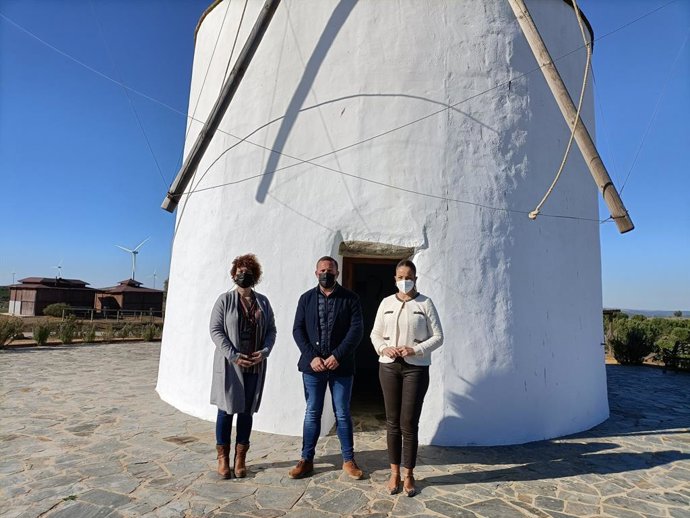 La delegada de Turismo de la Junta en Huelva, María Ángeles Muriel, ha visitado este martes San Silvestre de Guzmán (Huelva), para conoces l as actuaciones que realizará este Ayuntamiento con la ayuda Munitic.