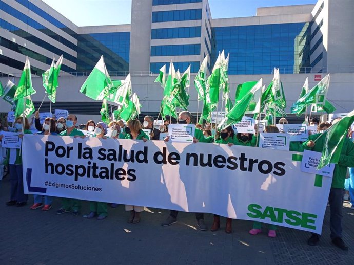 Enfermeras, enfermeros y fisioterapeutas se han concentrado este martes en Valncia para advertir a las administraciones y partidos políticos que la sanidad pública se encuentra en una situación de "extrema gravedad".