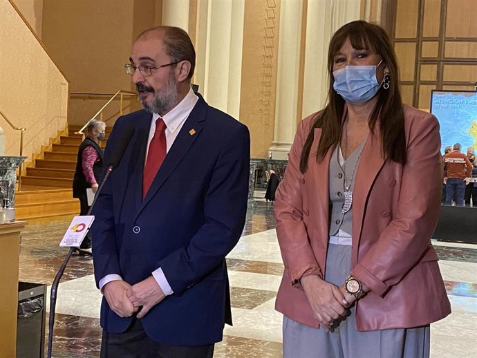 El presidente del Gobierno de Aragón, Javier Lambán, y la consejera de Sanidad, Sira Repollés.