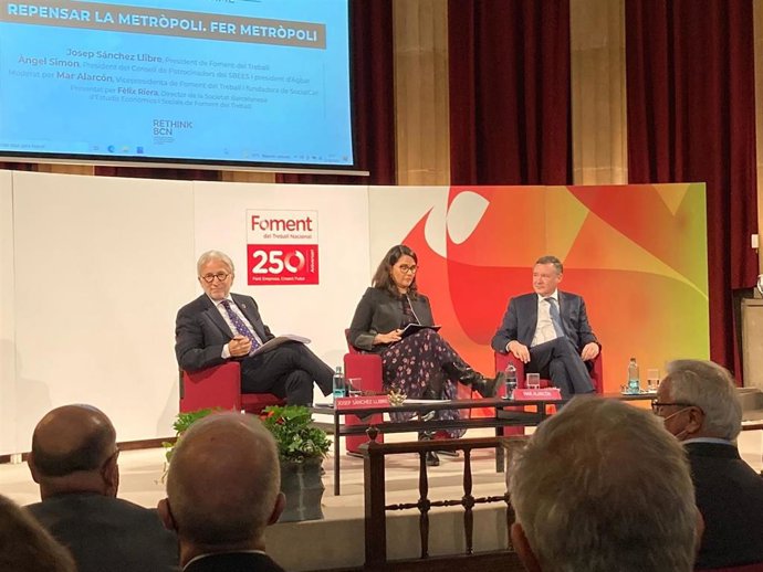 El presidente de Foment del Treball, Josep Sánchez Llibre, y el presidente de Agbar, Ángel Simón, en un acto en la sede de Foment del Treball