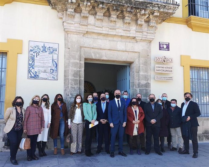 El alcalde de Sevilla, Antonio Muñoz, se ha reunido con el sector del comercio de Triana y el Casco Antiguo.