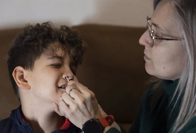 Archivo - Un niño se hace un test de antígenos en casa.