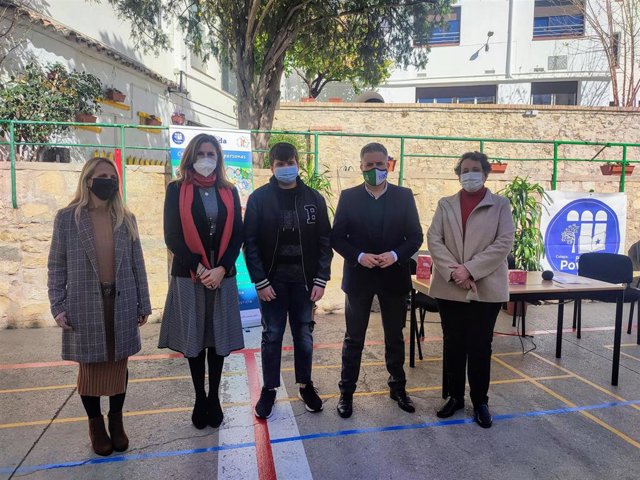 Foto de familia con el ganador