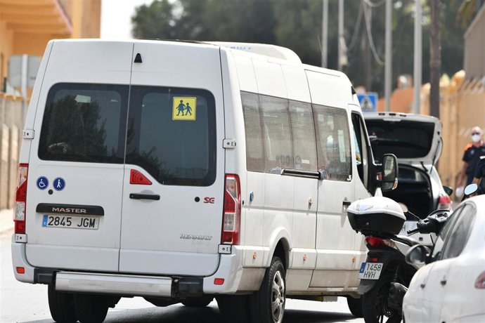 Archivo - Menores no acompañados viajan en una furgoneta, en las inmediaciones del Polideportivo Santa Amelia