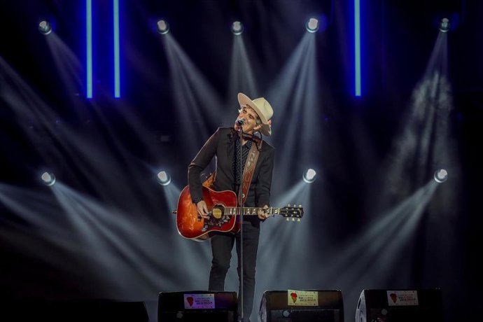 Archivo - El cantante, Mikel Erentxun, actúa en el concierto solidario La música con La Palma: Más fuertes que el volcán en  Wizink Center, a 8 de enero de 2022, en Madrid (España)