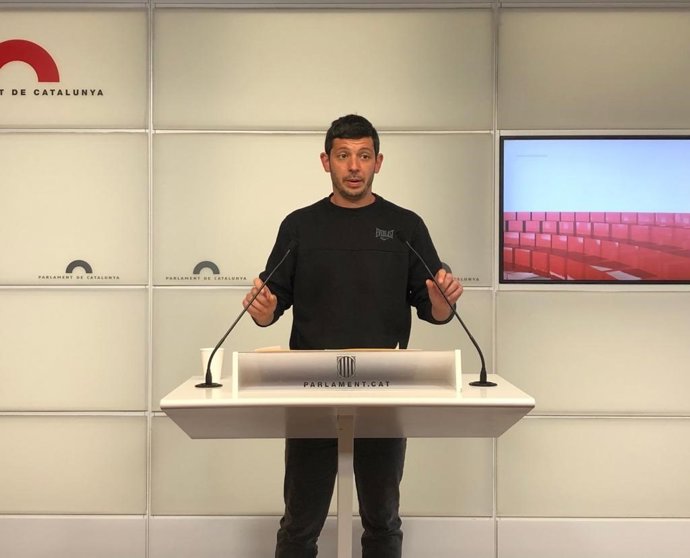 El diputado de la CUP en el Parlament Xavier Pellicer en rueda de prensa en el Parlament