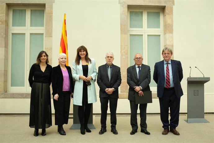 La presidenta Laura Borrs con los nuevos integrantes del CAC que presidirá Xevi Xirgo