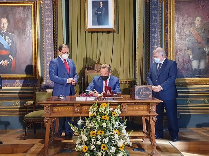 EL SECRETARIO DE ESTADO FIRMA EN EL LIBRO DE MAZARRÓN