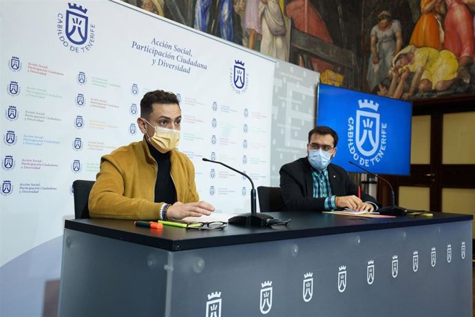 El consejero de Diversidad del Cabildo de Tenerife, Nauzet Gugliotta, y el presidente de Diversas, Sergio Siverio, en rueda de prensa