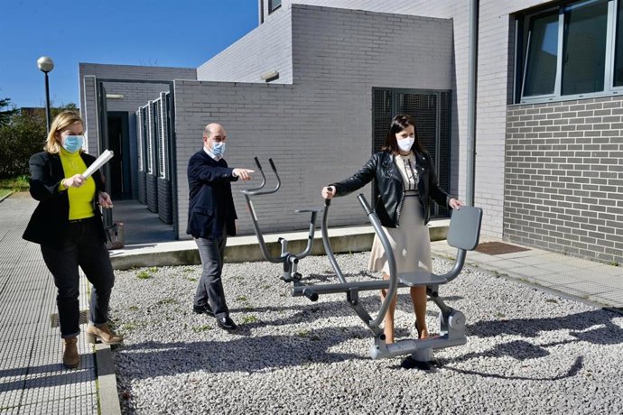 La alcaldesa de Santander, Gema Igual, junto a los cinco aparatos biosaludables instalados en el centro de acogida 'Princesa Letizia'