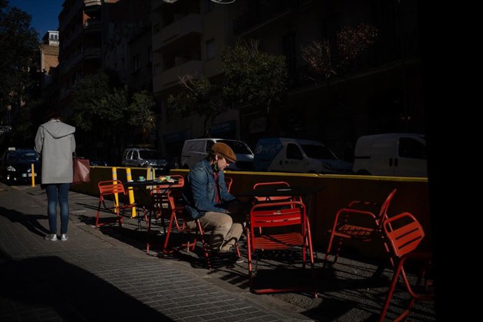 Archivo - Un hombre sentado en una terraza en Barcelona, Catalunya (España), a 21 de diciembre de 2020. 