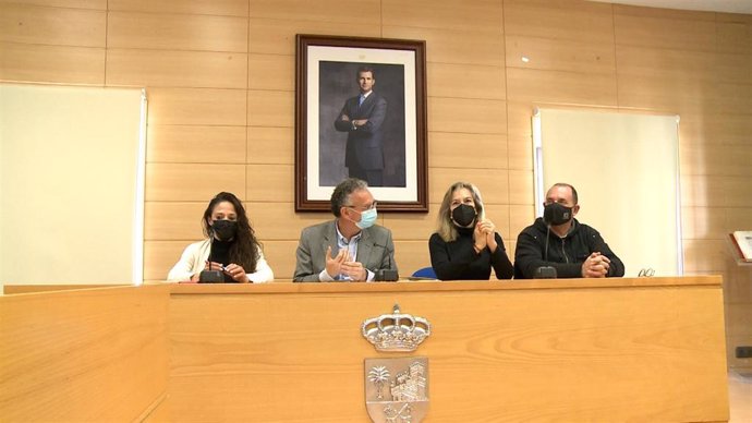 El alcalde de Don Benito, José Luis Quintana, en rueda de prensa con los portavoces municipales de PSOE, PP y Ciudadanos