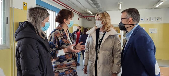 Troncoso (segunda por la dcha.) en la entrada IES Carmen Pantión de Priego de Córdoba.