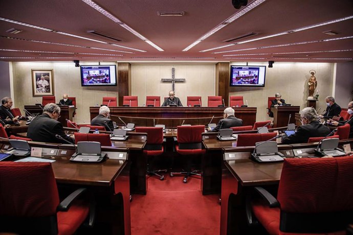 Archivo - El presidente de la Conferencia Episcopal Española y arzobispo de Barcelona, cardenal Juan José Omella; y el sacerdote Luis Argüello, en una reunión de la Comisión Permanente de la Conferencia Episcopal Española (CEE).