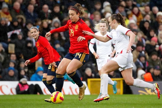 Alexia Putellas y Aitana Bonmatí en el partido de España ante Inglaterra en la Arnold Clark Cup