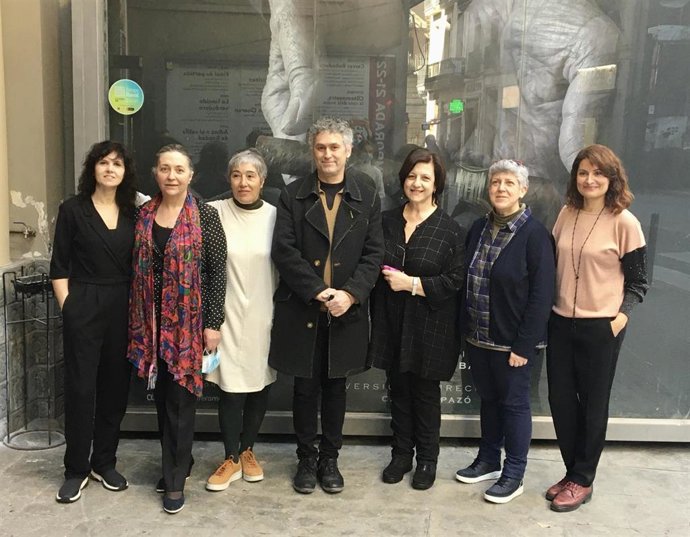 El elenco de 'Las cigarreras' junto a su director, Cándido Pazó.