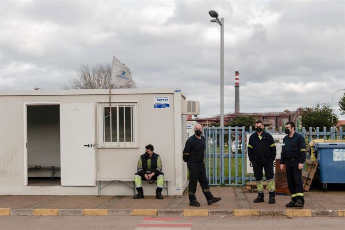 Archivo - Varios vigilantes en la caseta de seguridad de la fábrica de Alcoa en San Cibrao, un día después de que los trabajadores alcanzaran un acuerdo con la empresa