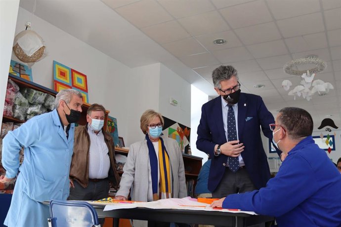 El delegado de Igualdad, Políticas Sociales y Conciliación en Huelva, Manuel Antonio Conde, en su visita al centro de día de Puebla de Guzmán.