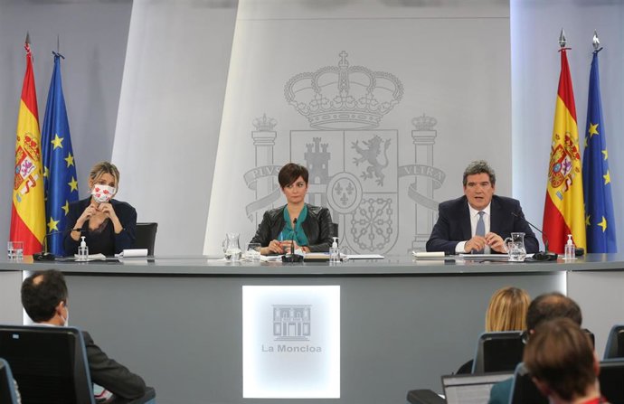 (I-D) La vicepresidenta segunda y ministra de Trabajo y Economía Social, Yolanda Díaz; la ministra Portavoz, Isabel Rodríguez y el ministro de Inclusión, Seguridad Social y Migraciones, José Luis Escrivá, comparecen tras el Consejo de Ministros